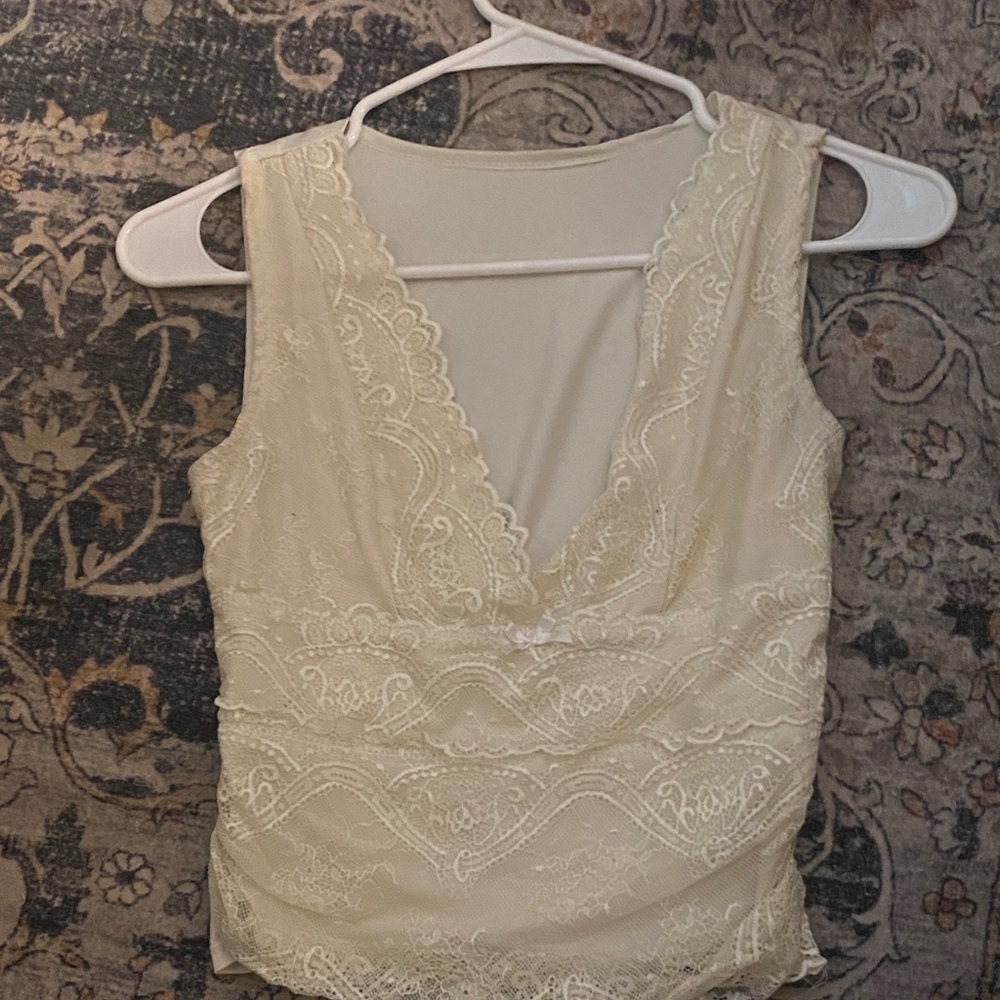 Elegant Lace Sleeveless Top